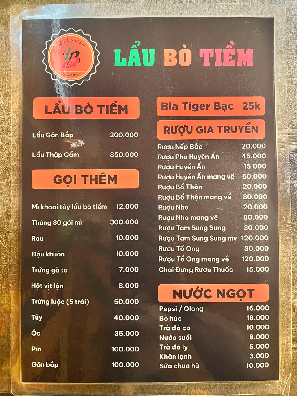 Đĩa bò viên gân tròn, đậm màu, sẵn sàng nhúng vào nồi lẩu thuốc bắc.